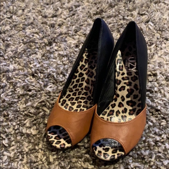 Suzy Shier Wedge Pumps - Picture 2 of 4